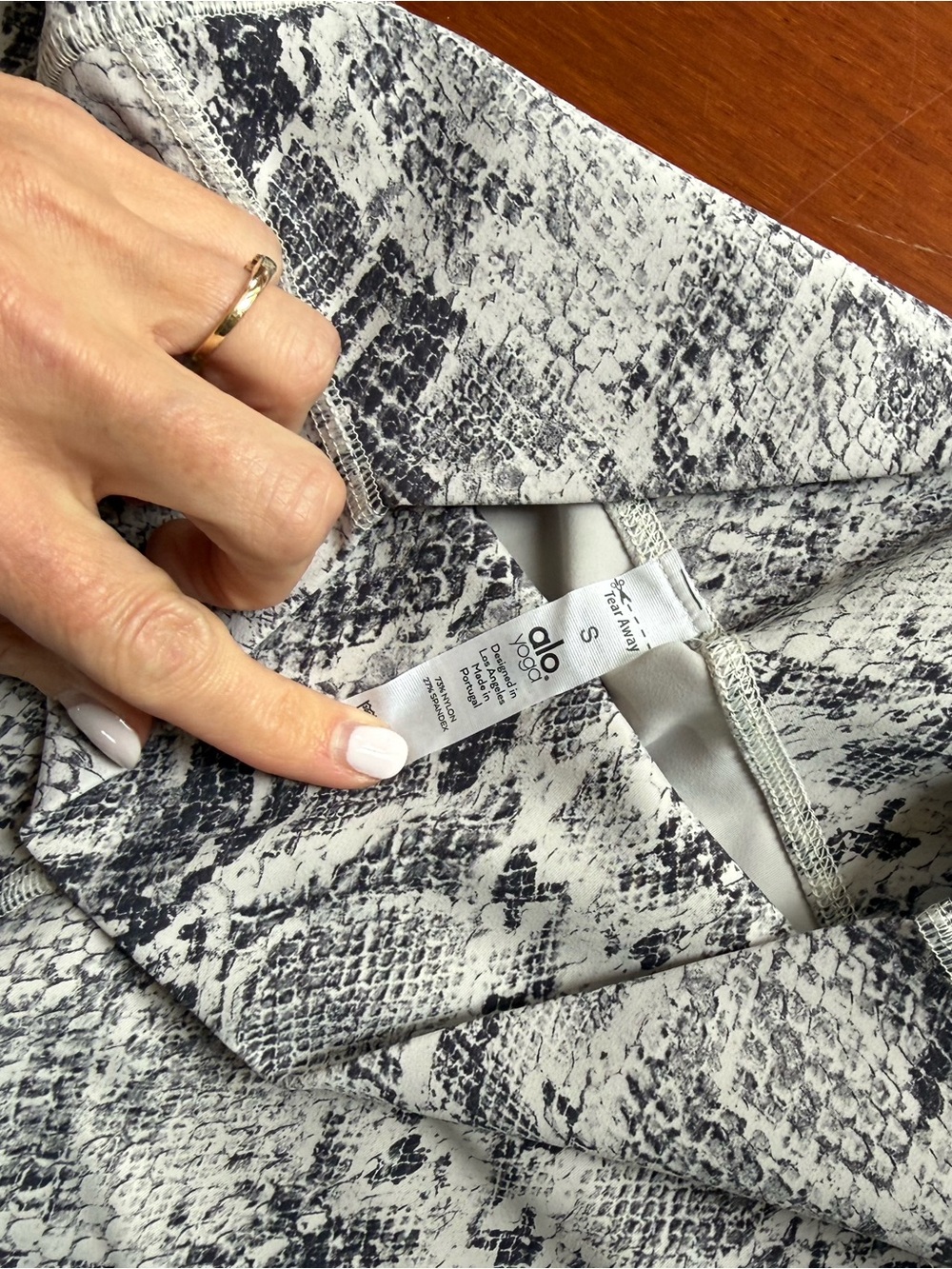 ALO Yoga Snake-Print High-Waist Leggings and Sports Bra in Gray - Picture 6 of 9